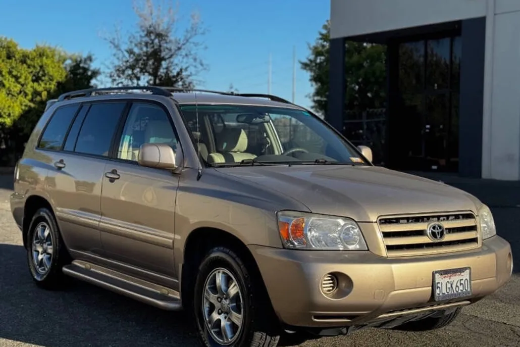 2005 Toyota Highlander Base photo 1