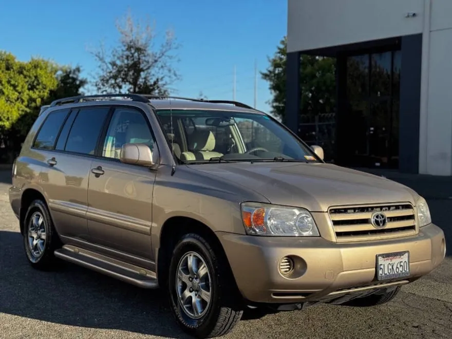 2005 Toyota Highlander Base photo 1