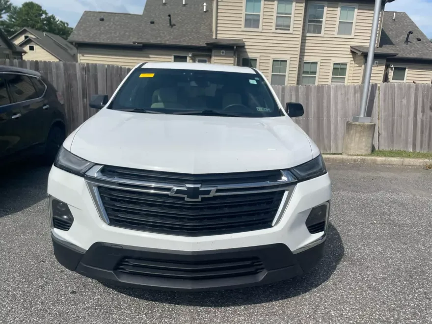 2022 Chevrolet Traverse LS photo 1