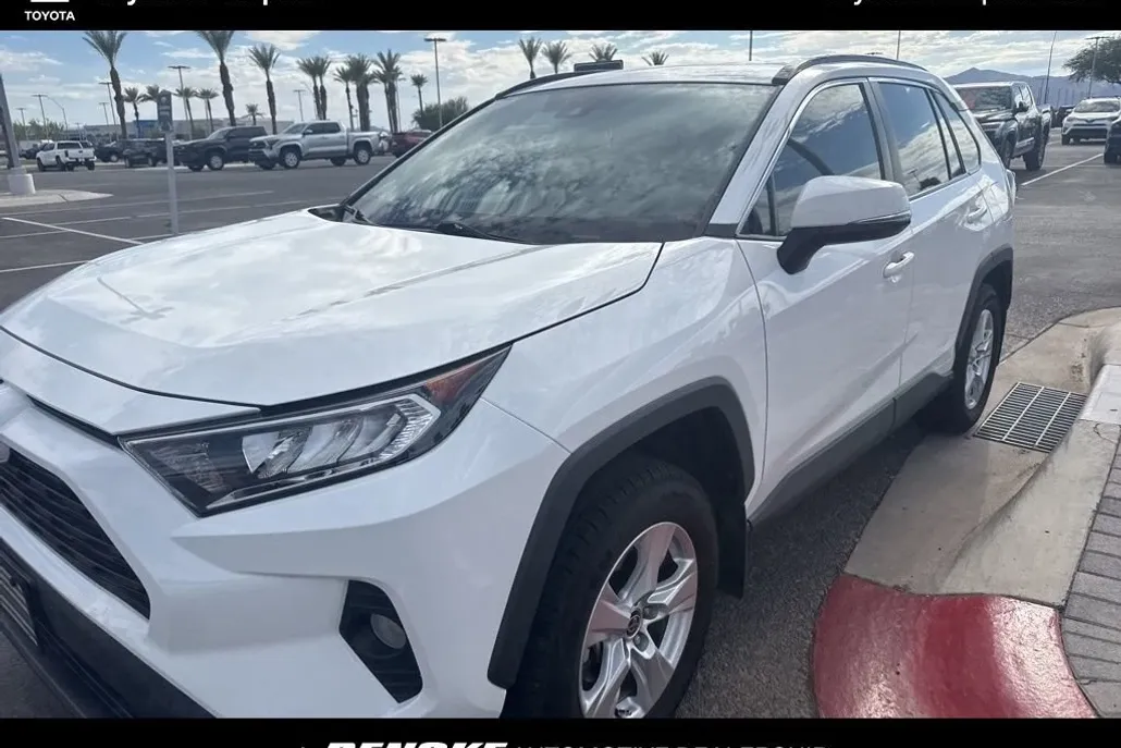 2021 Toyota RAV4 XLE photo 1