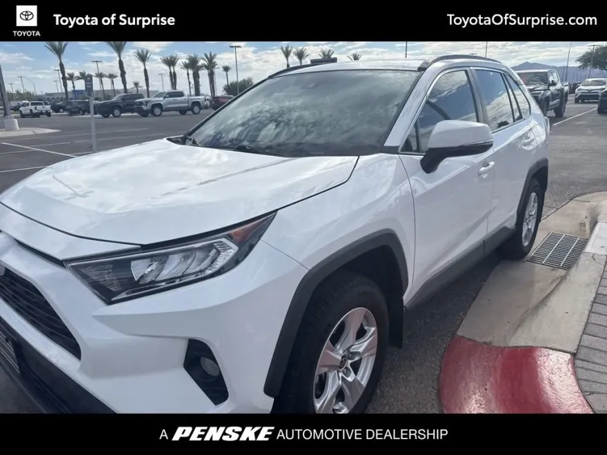 2021 Toyota RAV4 XLE photo 1
