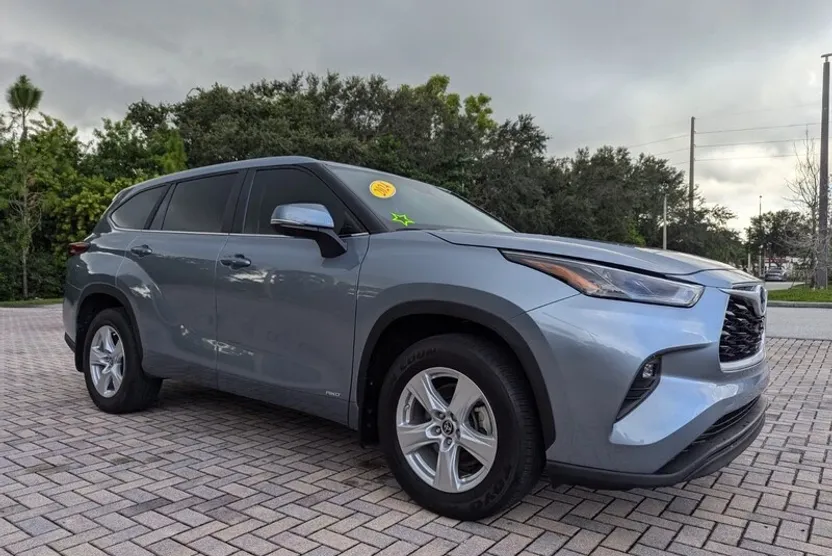 2023 Toyota Highlander Hybrid LE photo 1
