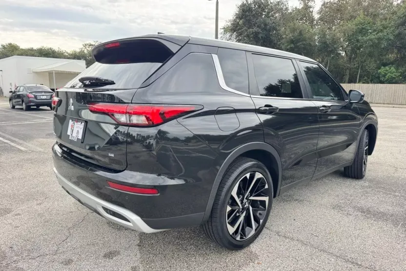 2022 Mitsubishi Outlander SE photo 1