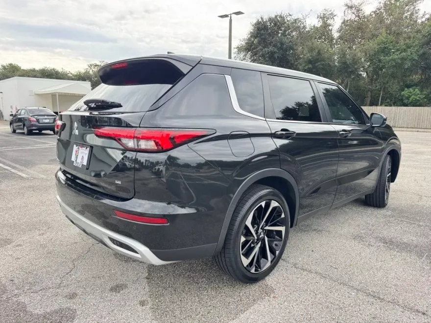 2022 Mitsubishi Outlander SE photo 1