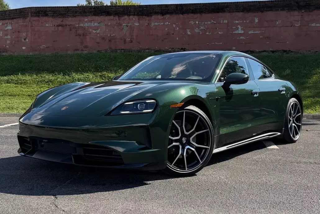 2025 Porsche Taycan photo 1