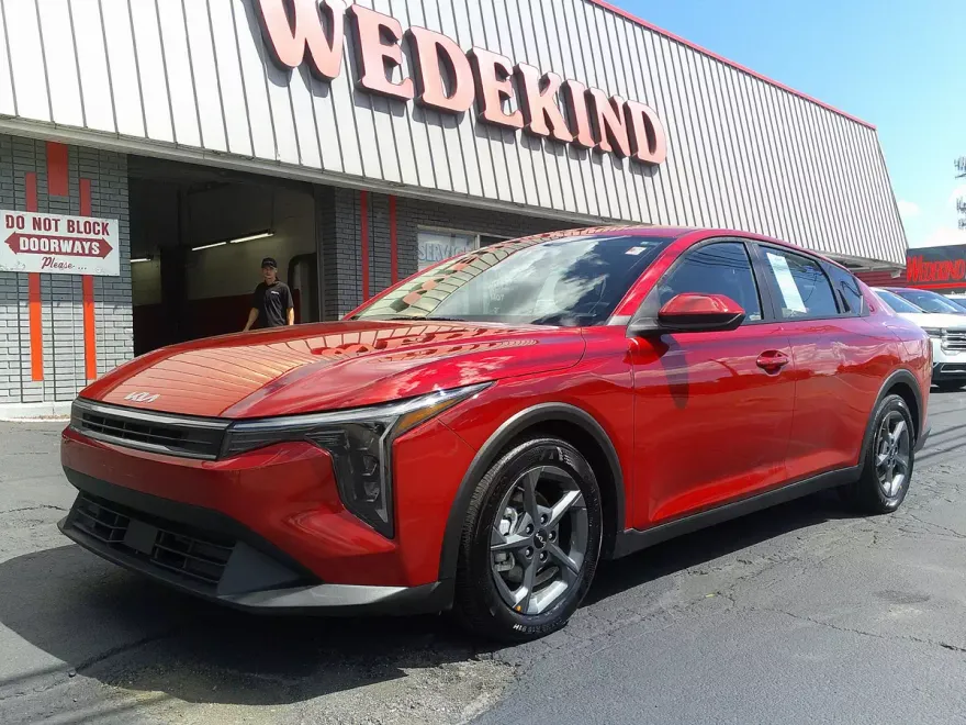 2025 Kia K4 LXS photo 1