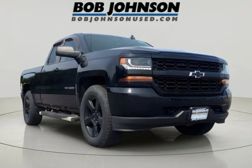 2017 Chevrolet Silverado 1500 Custom photo 1