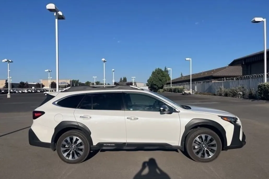 2023 Subaru Outback Touring photo 1