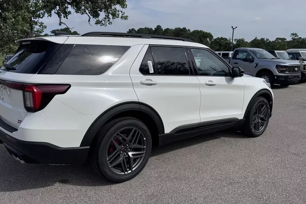 2025 Ford Explorer ST photo 1