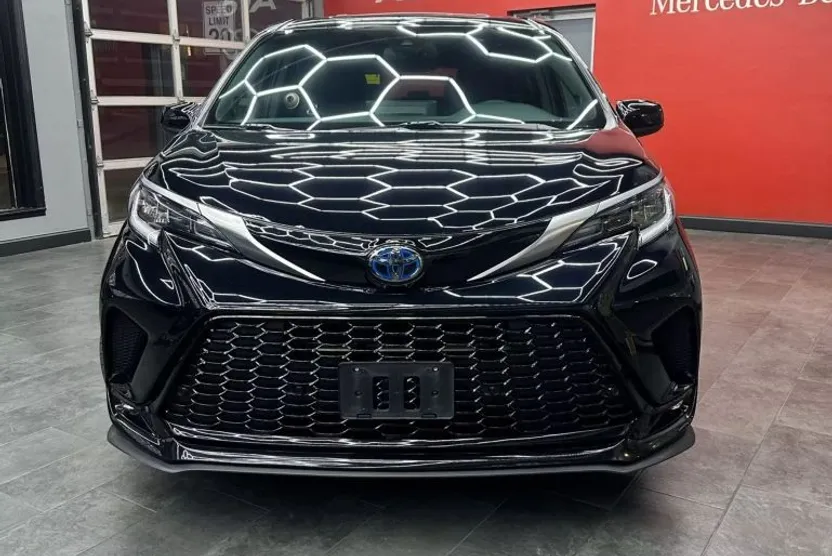 2021 Toyota Sienna XSE photo 1