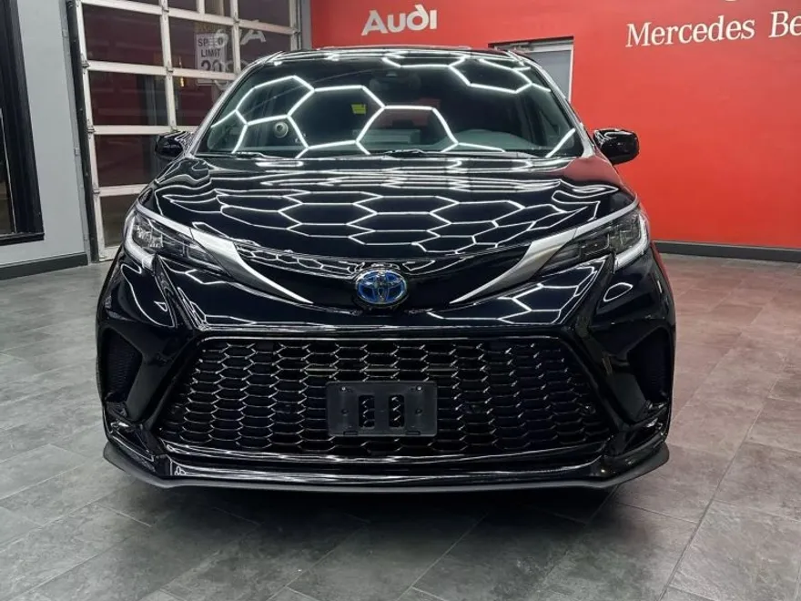 2021 Toyota Sienna XSE photo 1