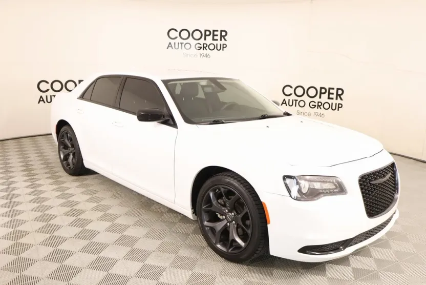 2023 Chrysler 300 Touring photo 1