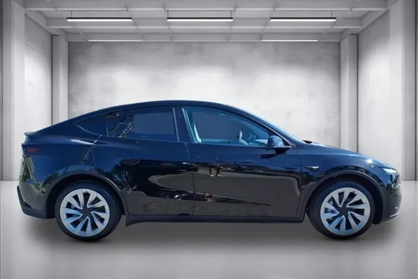 2026 Tesla Model Y Long Range photo 1