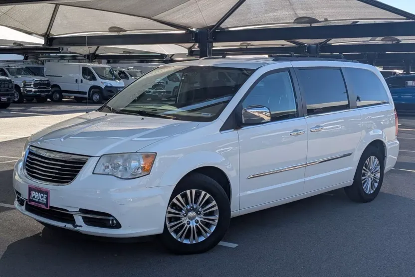 2013 Chrysler Town & Country photo 1