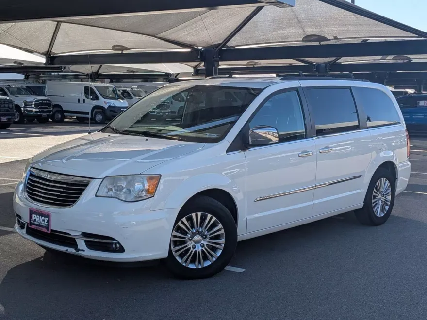 2013 Chrysler Town & Country photo 1