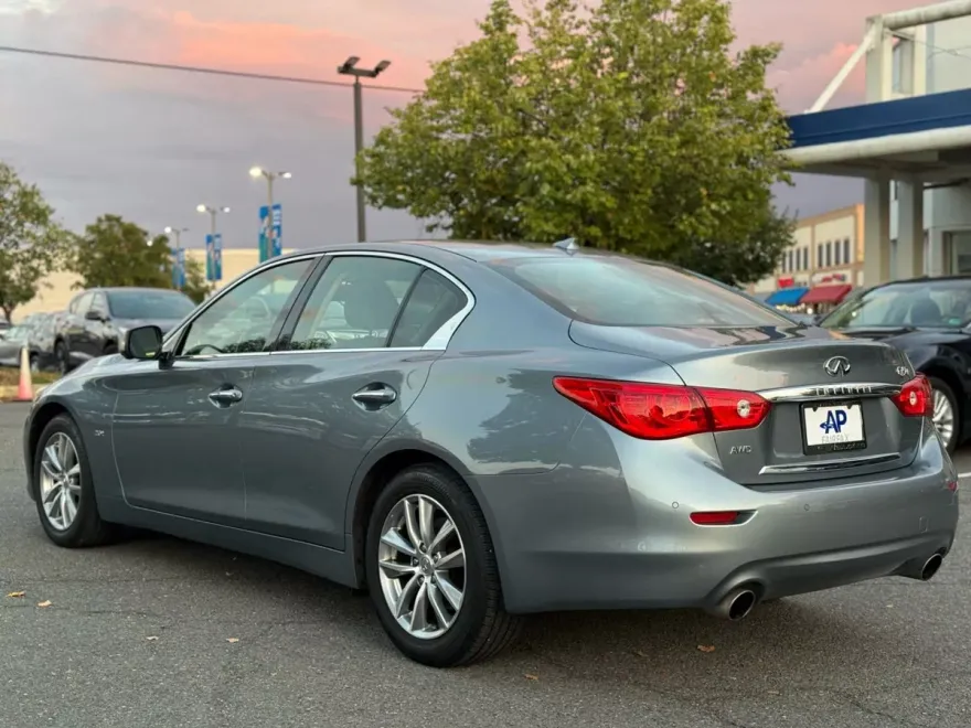 2017 Infiniti Q50 2.0t Premium photo 1