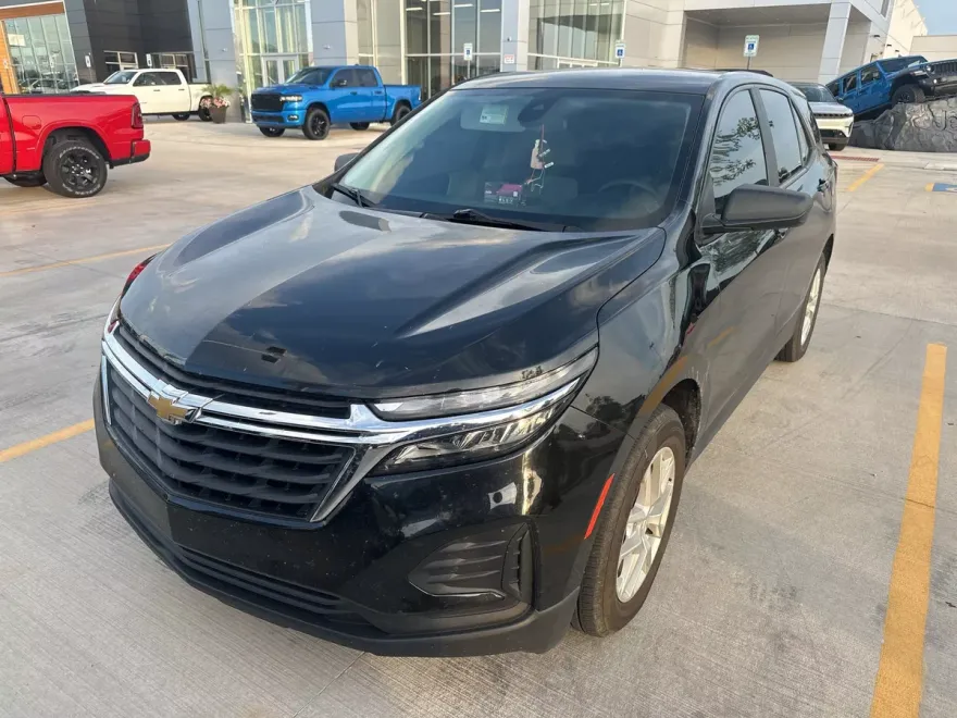 2022 Chevrolet Equinox LS photo 1