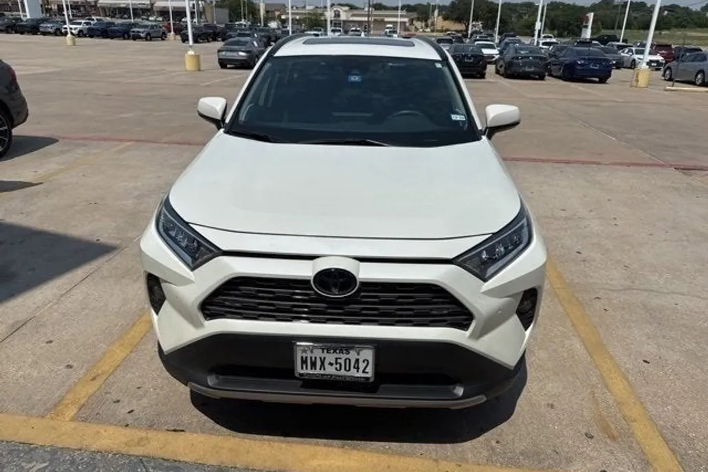 2020 Toyota RAV4 Limited photo 1