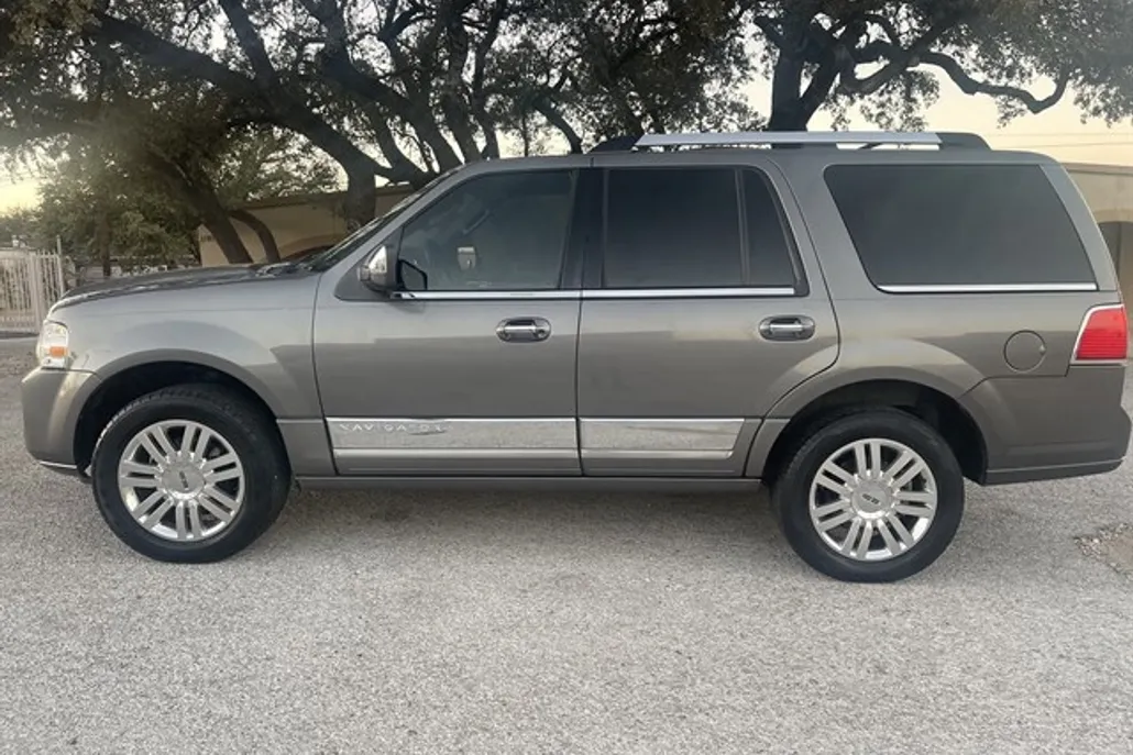 2011 Lincoln Navigator photo 1