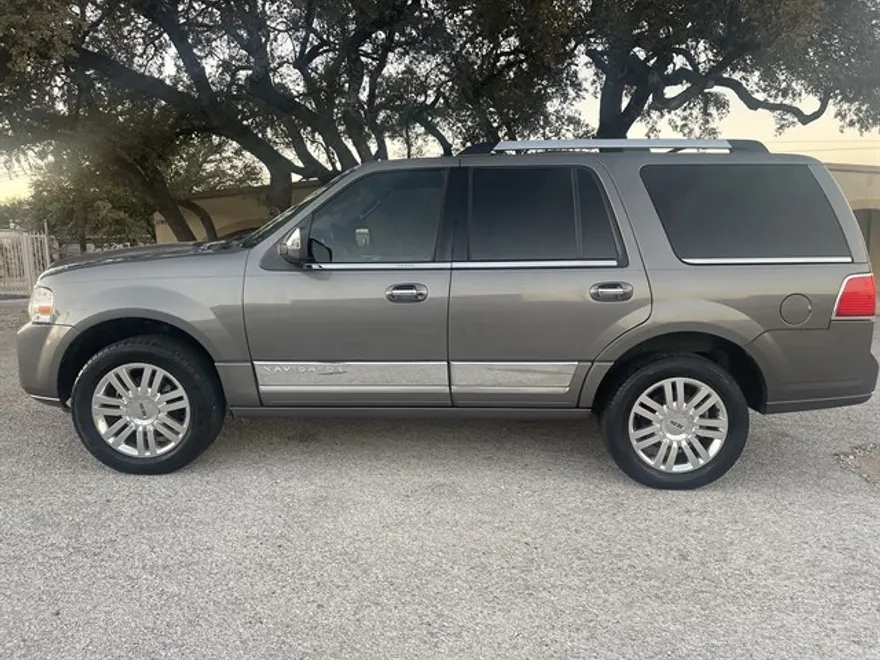 2011 Lincoln Navigator photo 1