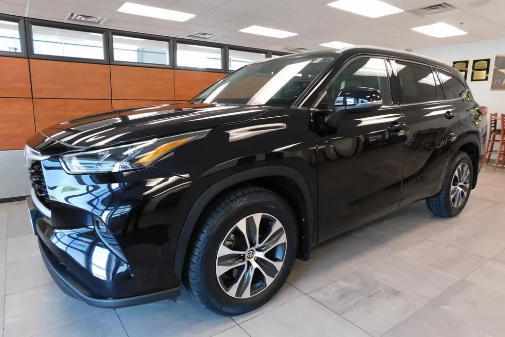 2022 Toyota Highlander XLE photo 1