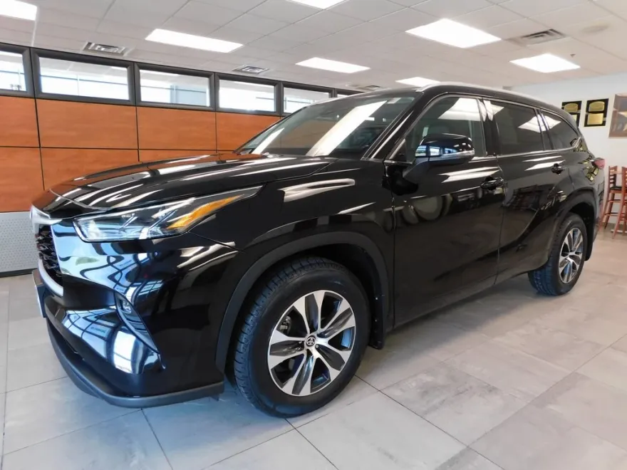 2022 Toyota Highlander XLE photo 1