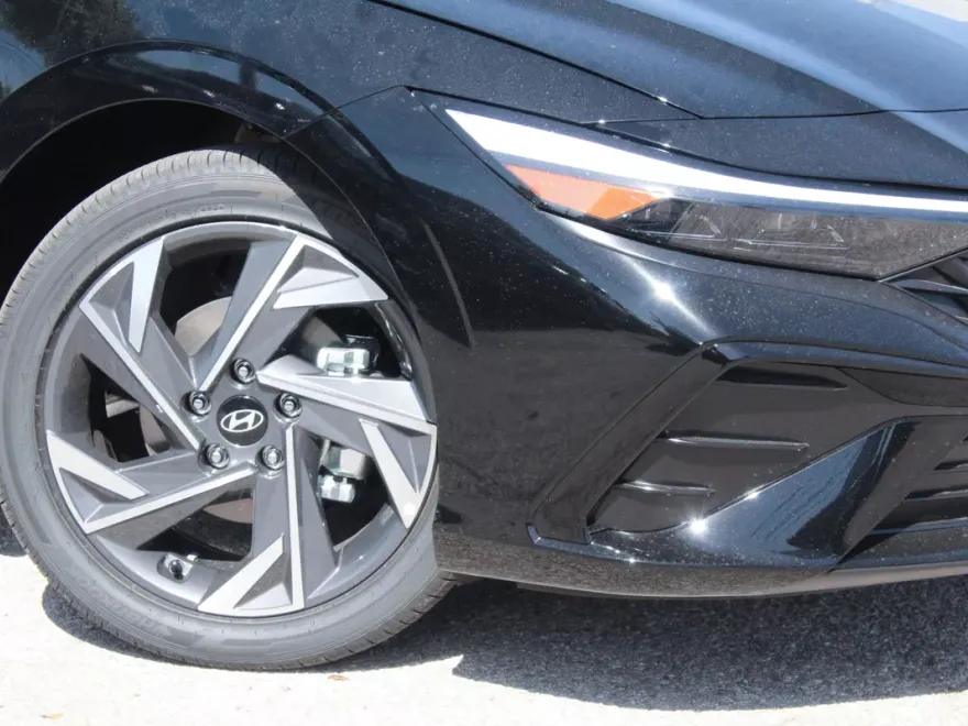 2025 Hyundai Elantra Limited photo 1