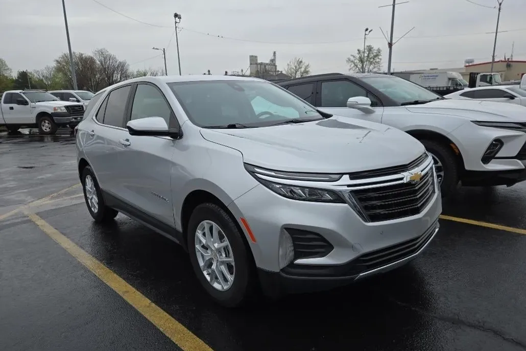 2022 Chevrolet Equinox LT photo 1