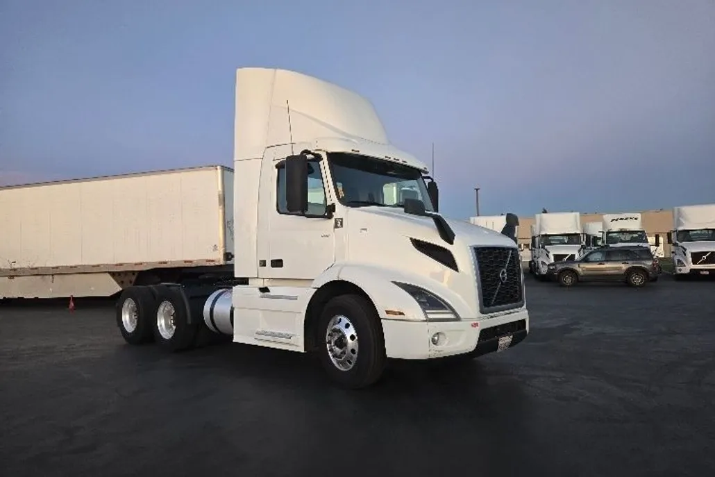 2020 Volvo Truck VNR photo 1
