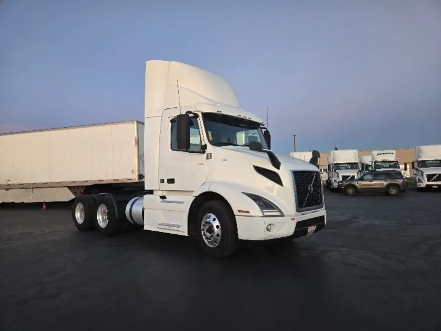 2020 Volvo Truck VNR photo 1
