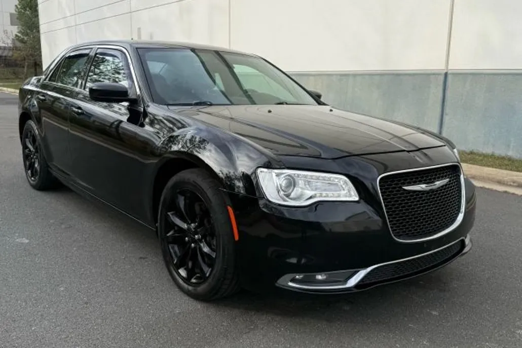 2015 Chrysler 300 Limited photo 1