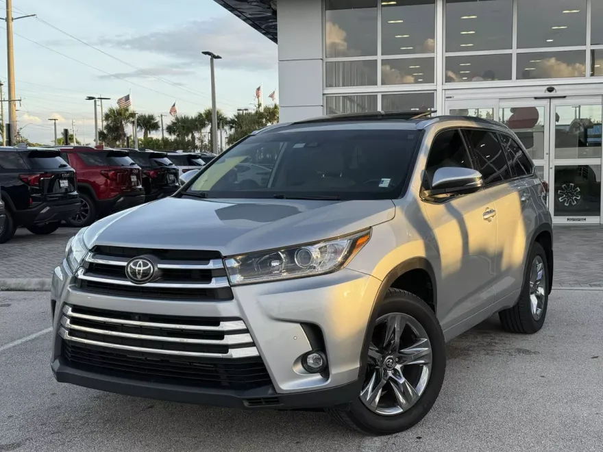 2019 Toyota Highlander Limited Platinum photo 1