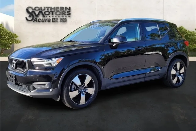 2021 Volvo XC40 Momentum photo 1