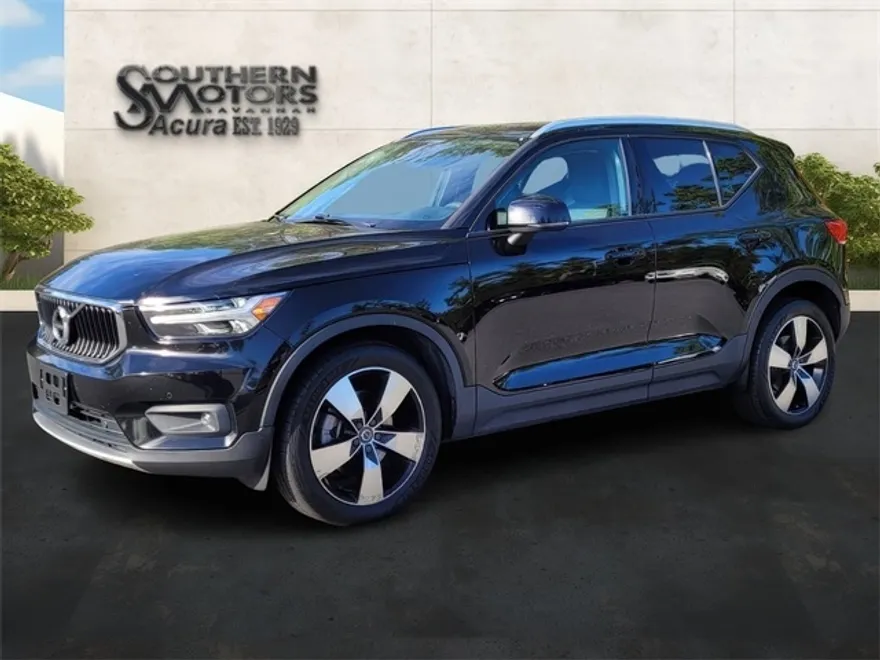 2021 Volvo XC40 Momentum photo 1