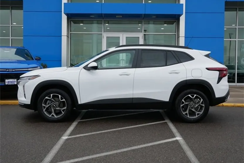2025 Chevrolet Trax LT photo 1