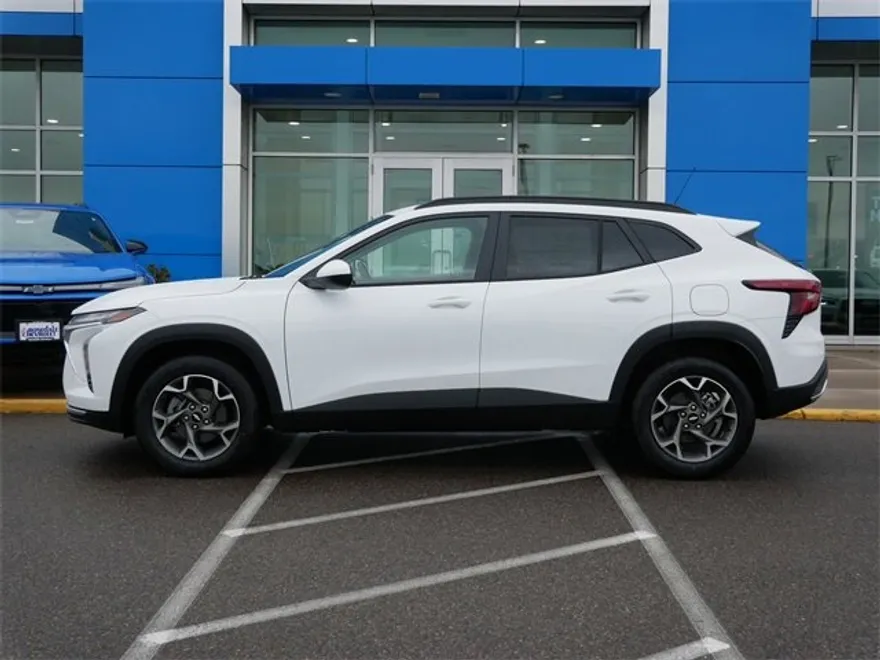 2025 Chevrolet Trax LT photo 1