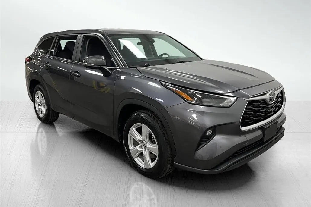 2023 Toyota Highlander LE photo 1