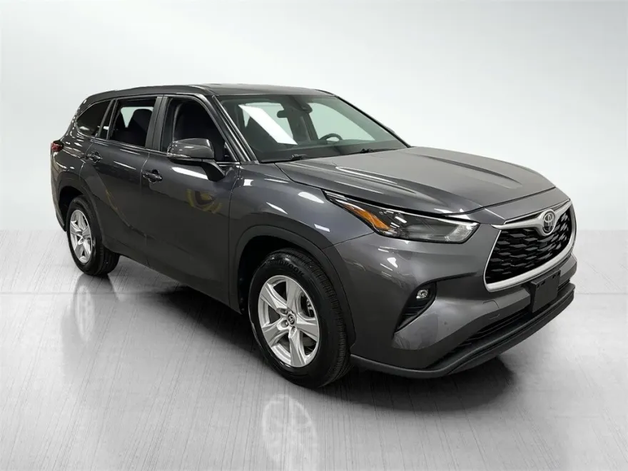 2023 Toyota Highlander LE photo 1