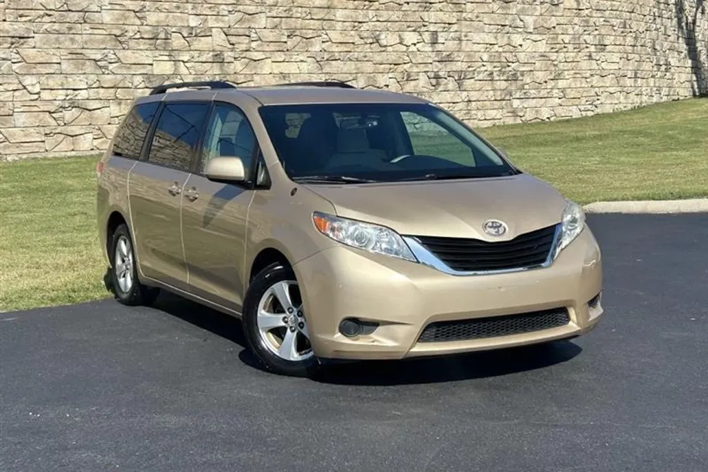 2011 Toyota Sienna LE photo 1