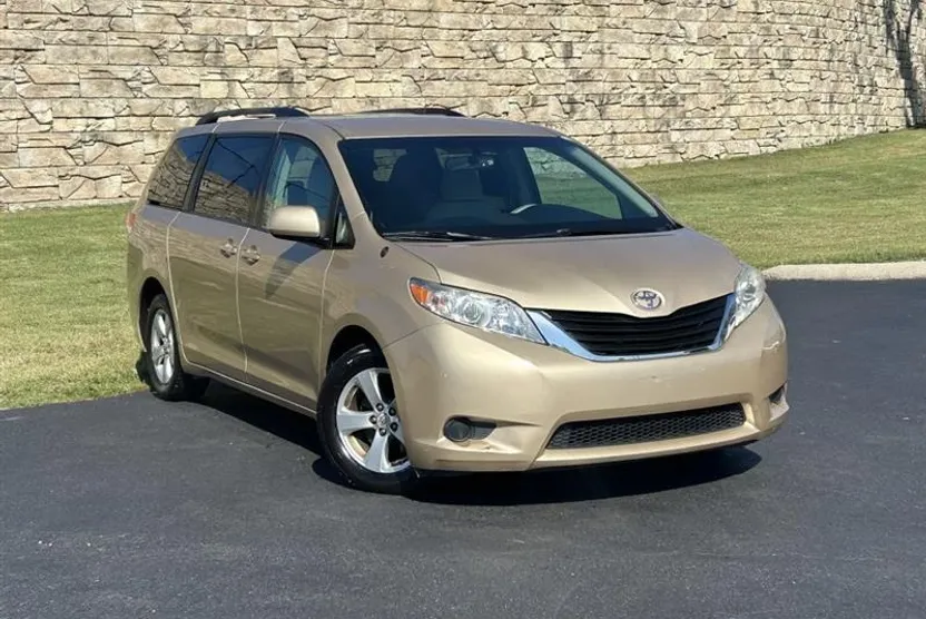 2011 Toyota Sienna LE photo 1