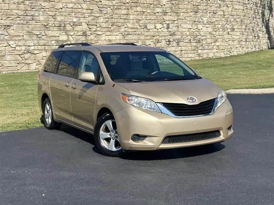 2011 Toyota Sienna LE photo 1