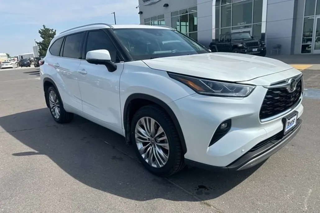 2024 Toyota Highlander photo 1