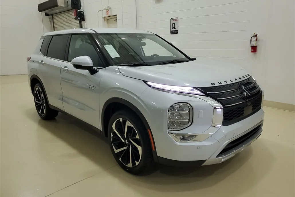 2025 Mitsubishi Outlander PHEV SE photo 1
