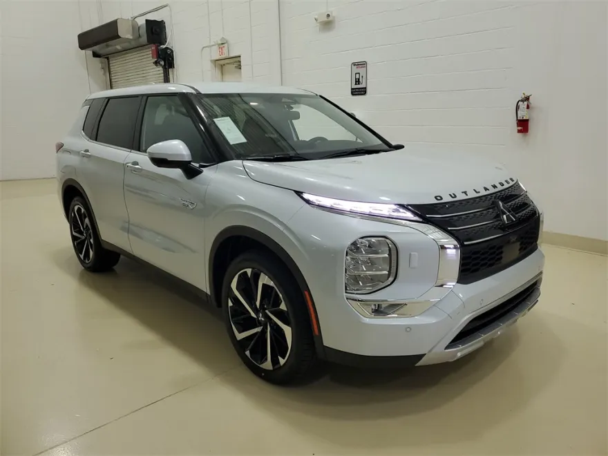 2025 Mitsubishi Outlander PHEV SE photo 1