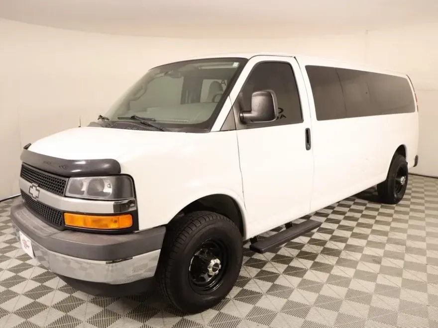 2017 Chevrolet Express 3500 LT Passenger photo 1