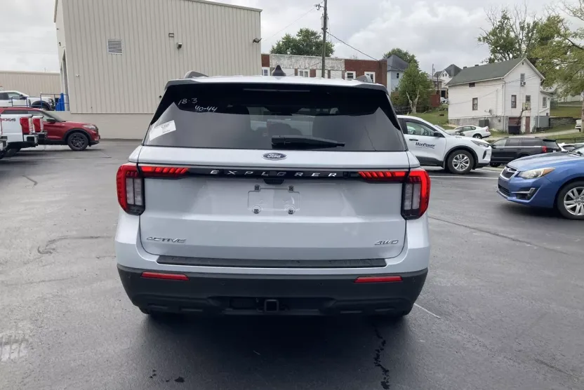 2025 Ford Explorer photo 1