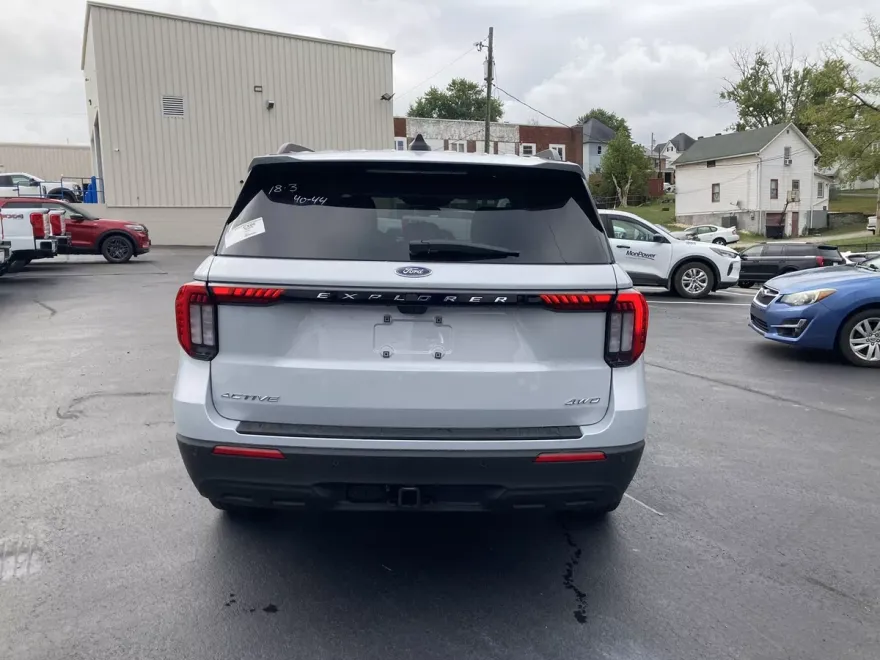 2025 Ford Explorer photo 1