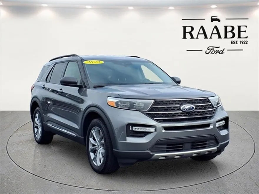 2023 Ford Explorer XLT photo 1