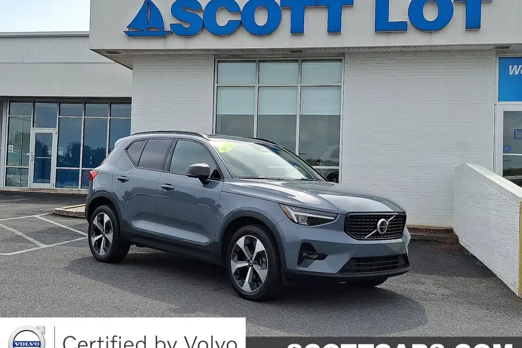2023 Volvo XC40 Plus photo 1