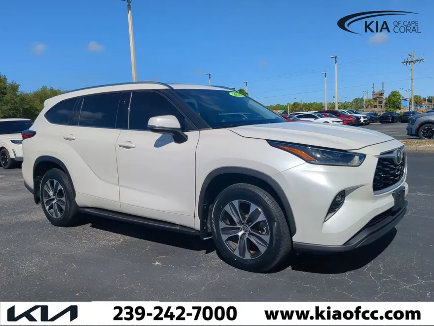2021 Toyota Highlander XLE photo 1